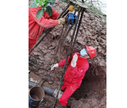 搶險工人用手拉葫蘆吊裝天然氣穿孔管段